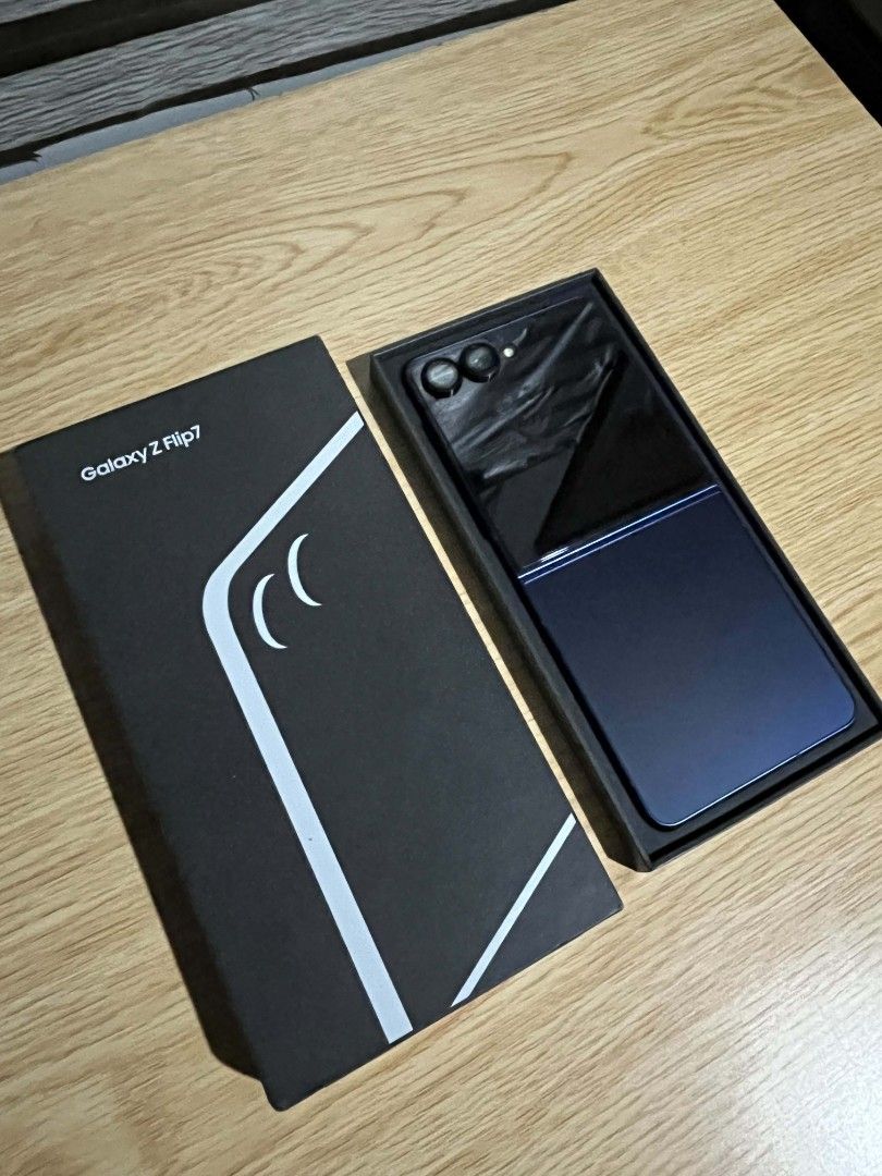 Z Flip 7 12/256 (Category: Samsung) located in Tagum. Submitted by dheadel (Listing ID 1470098912, Image 3). Description: SELLING! Samsung Galaxy Z Flip 7 🤳 Shadow Blue 12/256 Reprice: 37,000 PHP May dent lang but di na kita under the case, no other issues!! With: Ringke Camera Lens Cover Ringke Hinge Cover Ringke Tempered Glass on outer screen Ringke Film inside screen Ringke Black Onyx Case Samsung Clear Case + 2 other cases Free delivery with