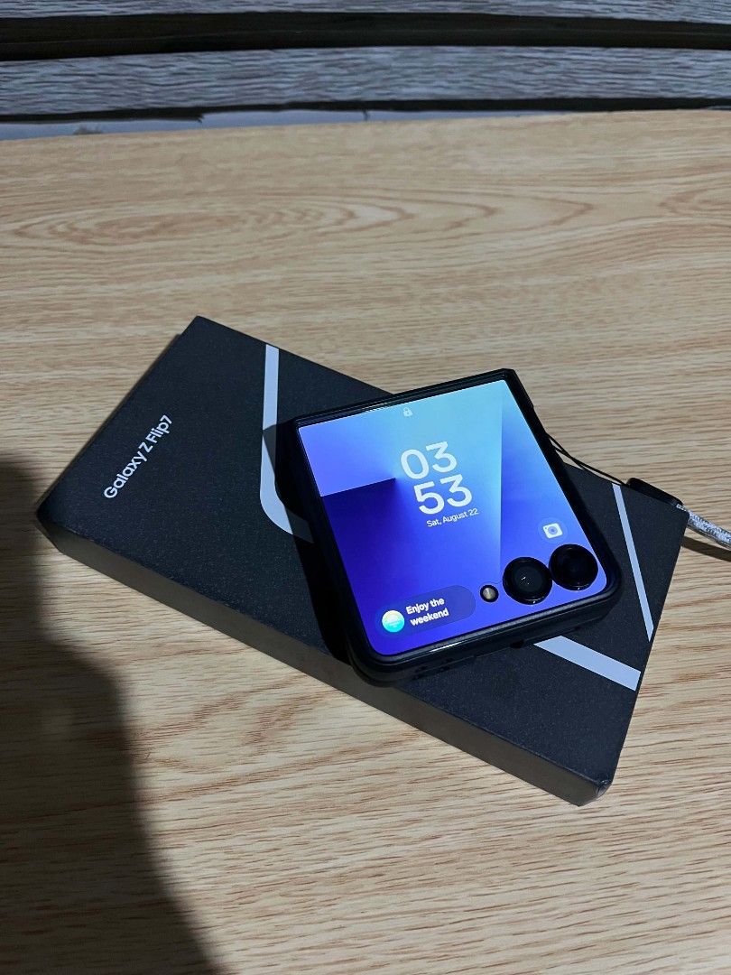 Z Flip 7 12/256 (Category: Samsung) located in Tagum. Submitted by dheadel (Listing ID 1470098912, Image 1). Description: SELLING! Samsung Galaxy Z Flip 7 🤳 Shadow Blue 12/256 Reprice: 37,000 PHP May dent lang but di na kita under the case, no other issues!! With: Ringke Camera Lens Cover Ringke Hinge Cover Ringke Tempered Glass on outer screen Ringke Film inside screen Ringke Black Onyx Case Samsung Clear Case + 2 other cases Free delivery with