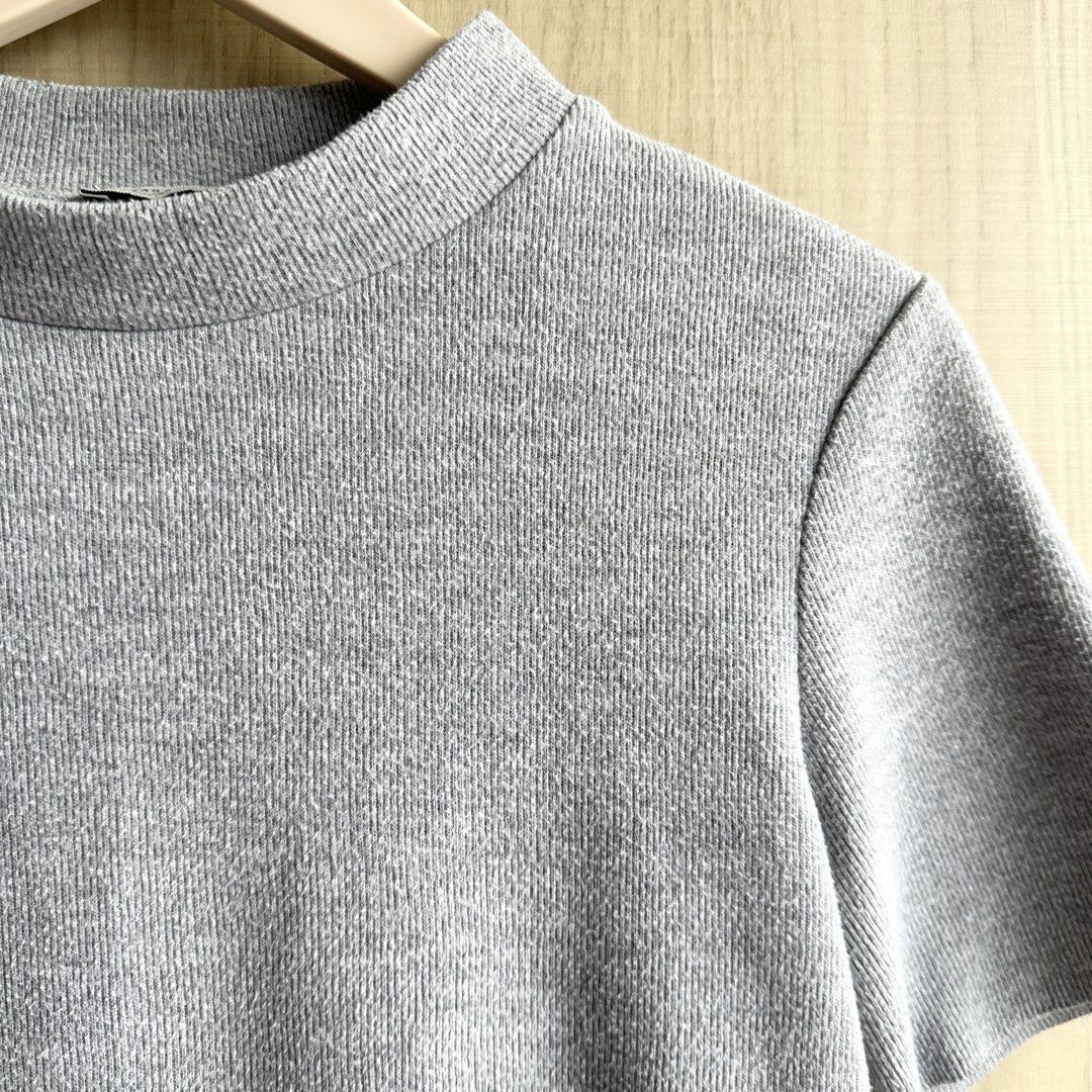 ZARA - Gray Mock Neck Top (Category: Others Tops) located in Makati City. Submitted by alilbitofeverything.ph (Listing ID 1470009706, Image 2). Description: 📍Makati Brand: Zara Size on tag: Small Fits small-semi medium No flaws.