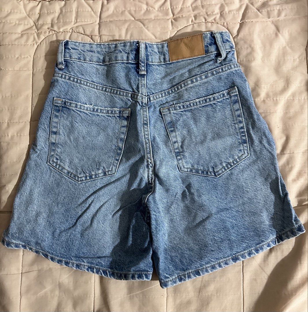 Zara Bermuda Denim Shorts (Category: Shorts) located in Quezon City. Submitted by hennessyscloset (Listing ID 1470115731, Image 2). Description: Preloved Zara bermuda denim shorts, used once only..