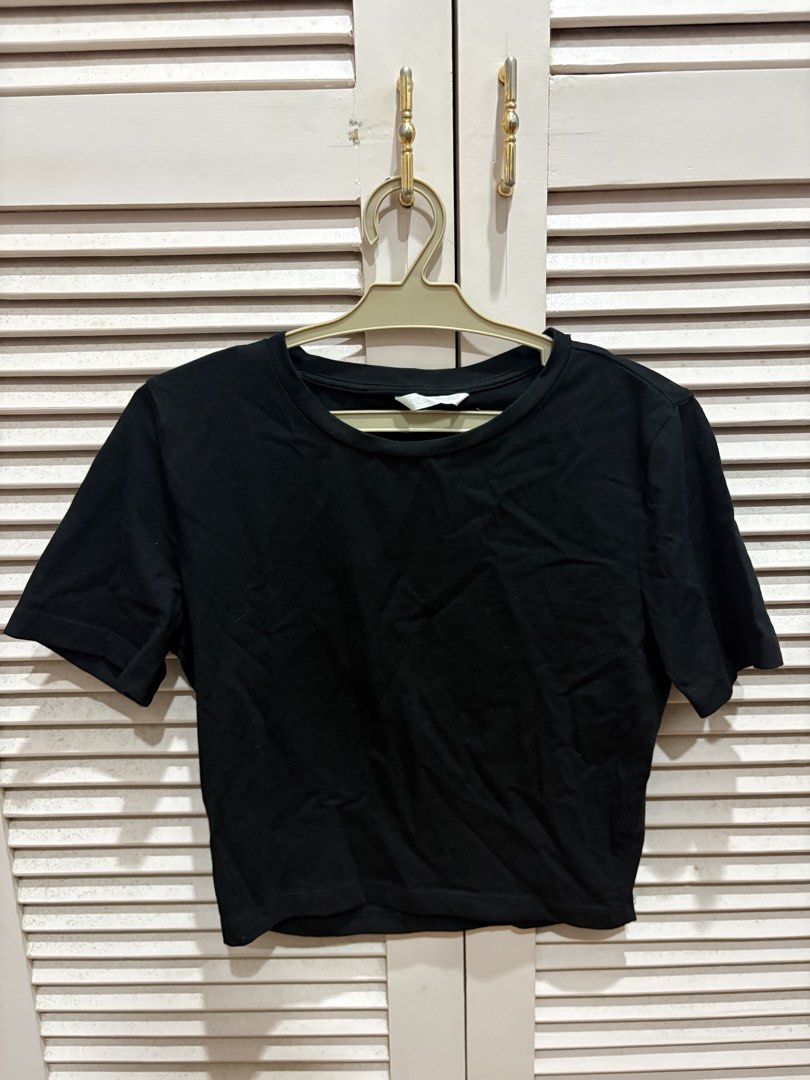 Zara Black Crop Top (Category: Sleeveless) located in Muntinlupa City. Submitted by sukimum (Listing ID 1469987481, Image 1). Description: BNWOT. Only washed.