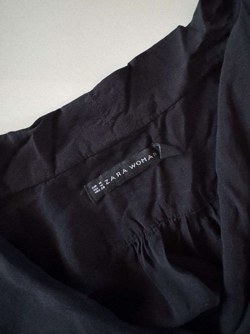 Zara Black Overlap Longsleeves Top (Category: Longsleeves) located in Bulacan. Submitted by _arislmt (Listing ID 1470001275, Image 2). Description: Fits M-L.