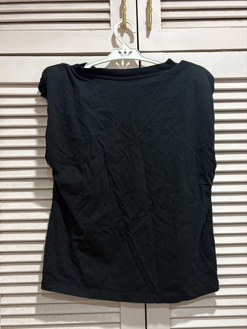 Zara Black Sleeveless Muscle Tee (Category: Sleeveless) located in Muntinlupa City. Submitted by sukimum (Listing ID 1469989699, Image 2). Description: Has shoulder pads. Used once only.
