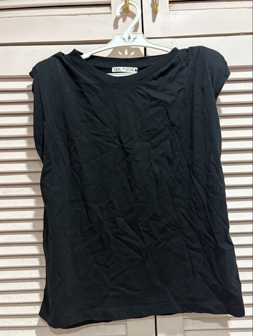 Zara Black Sleeveless Muscle Tee (Category: Sleeveless) located in Muntinlupa City. Submitted by sukimum (Listing ID 1469989699, Image 1). Description: Has shoulder pads. Used once only.