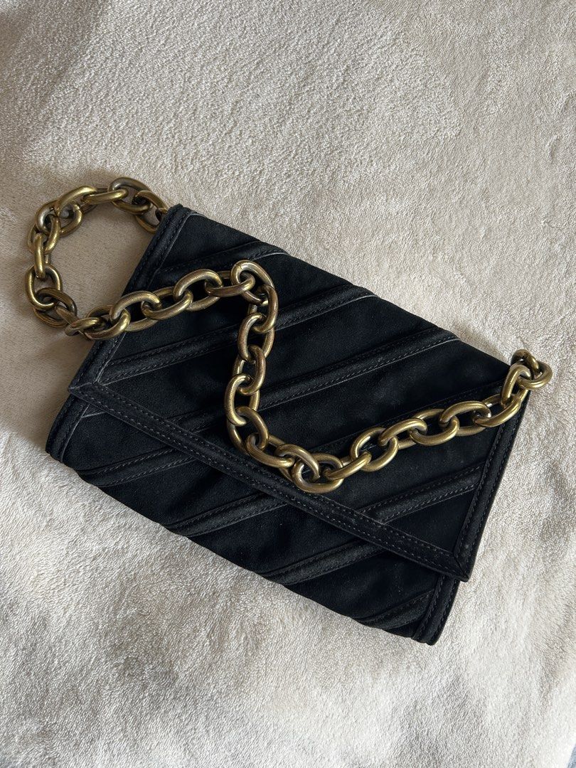 Zara Black Suede Chain Shoulder Bag (Category: Shoulder Bags) located in Carigara. Submitted by abiesclutter (Listing ID 1469981107, Image 2). Description: Brand: Zara Design: Black suede with metal chain and internal pockets for cards Material: Bovine Leather Made in: India Condition: Signs of usage and discoloration on the exterior.