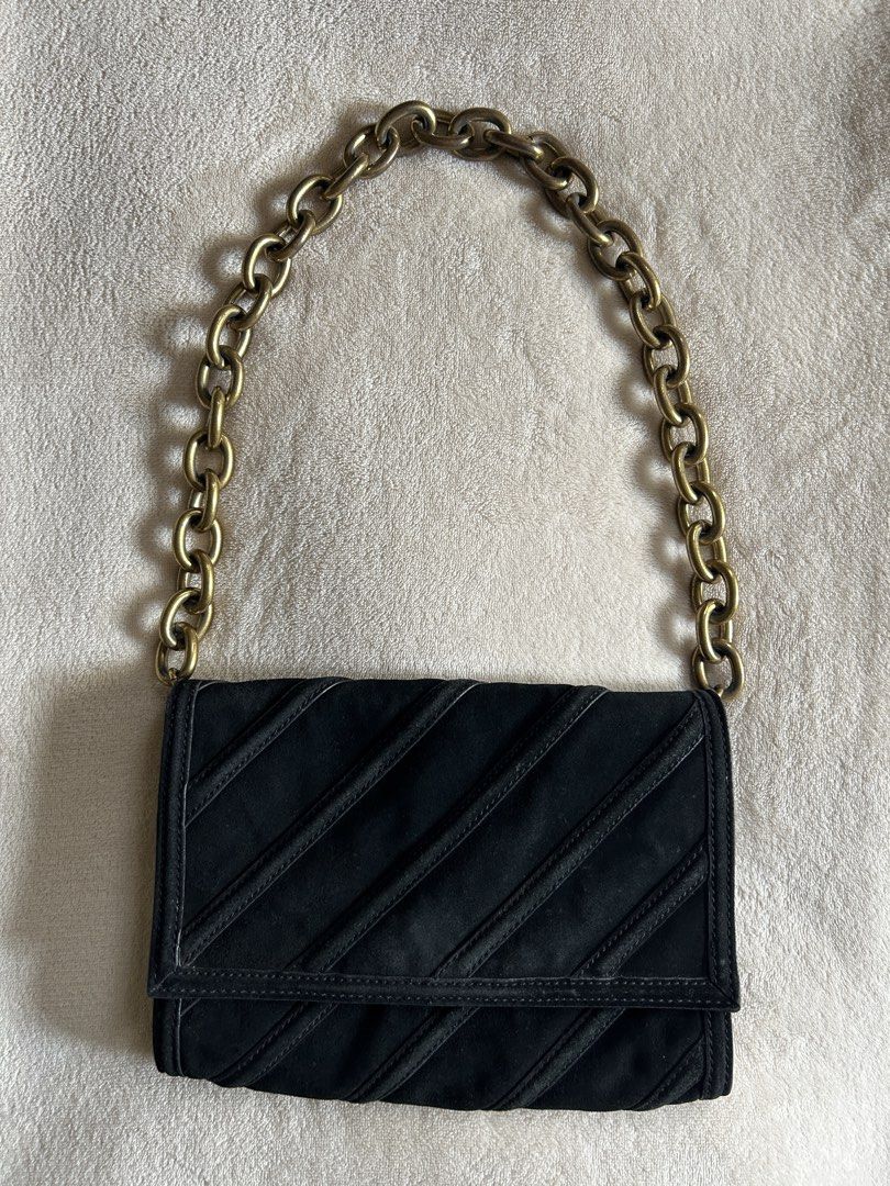 Zara Black Suede Chain Shoulder Bag (Category: Shoulder Bags) located in Carigara. Submitted by abiesclutter (Listing ID 1469981107, Image 1). Description: Brand: Zara Design: Black suede with metal chain and internal pockets for cards Material: Bovine Leather Made in: India Condition: Signs of usage and discoloration on the exterior.