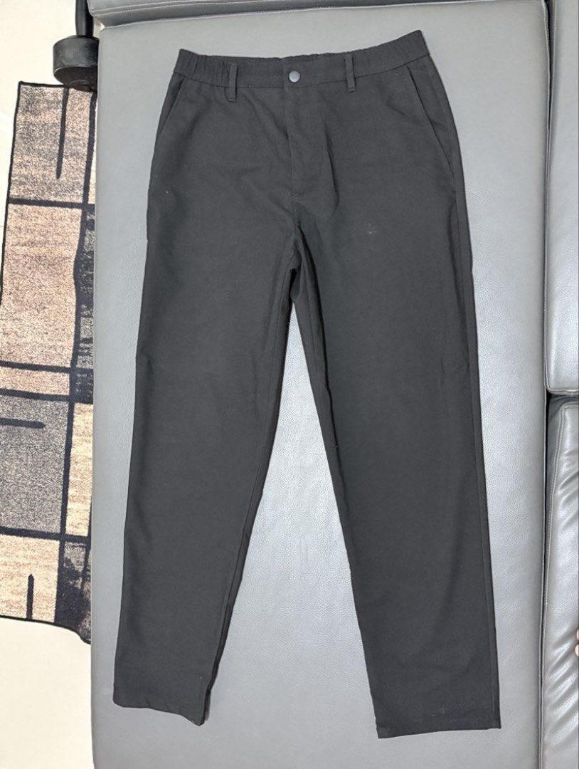 Zara Driver Pants Size M 31 (Category: Trousers) located in Makati City. Submitted by consbuenaventura (Listing ID 1470044409, Image 1). Description: - Brand: Zara - Color: Black - Size: EUR/USA M, MEX 31 - Origin: Made in Turkey - Design: Clean look with button closure and belt loops - Style: Versatile for casual or smart outfits - Price: P1,200 (negotiable).