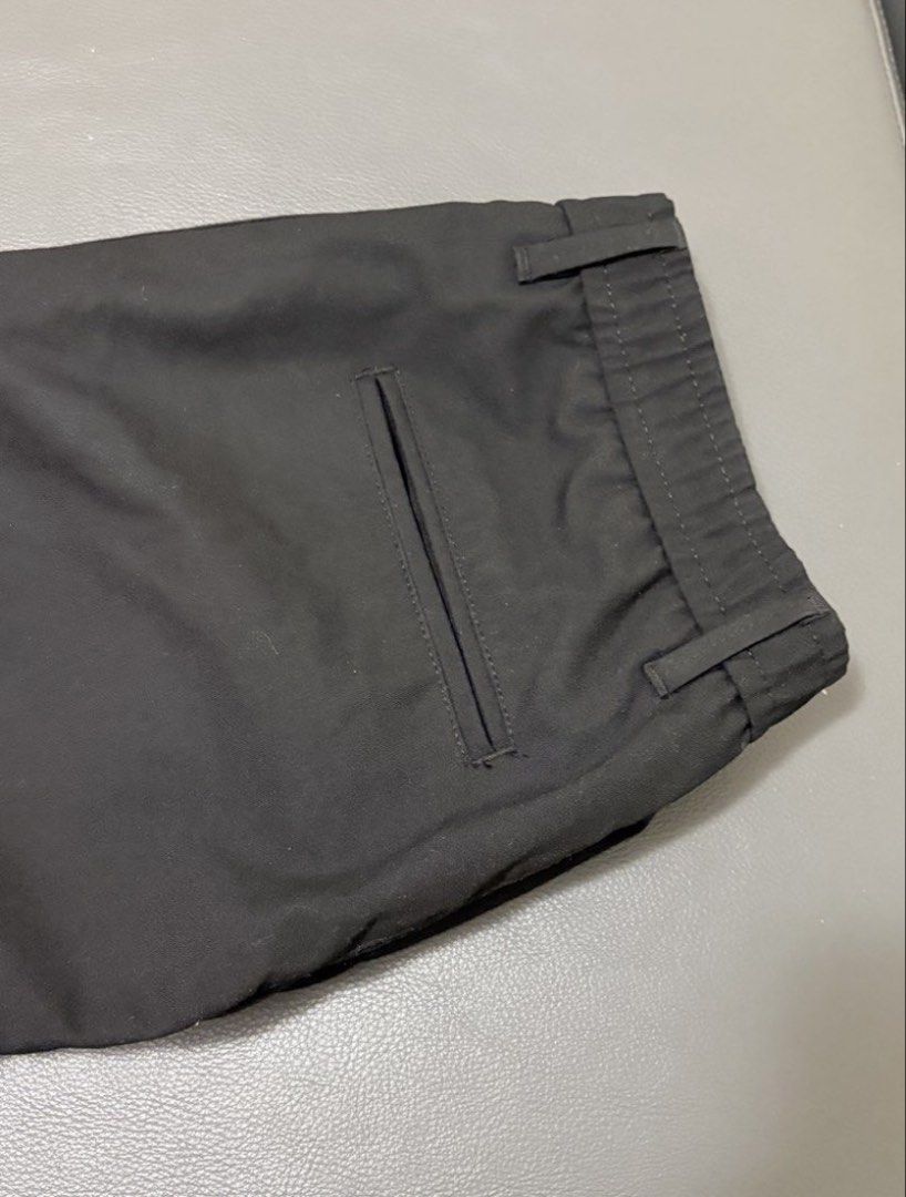 Zara Driver Pants Size M 31 (Category: Trousers) located in Makati City. Submitted by consbuenaventura (Listing ID 1470044409, Image 3). Description: - Brand: Zara - Color: Black - Size: EUR/USA M, MEX 31 - Origin: Made in Turkey - Design: Clean look with button closure and belt loops - Style: Versatile for casual or smart outfits - Price: P1,200 (negotiable).