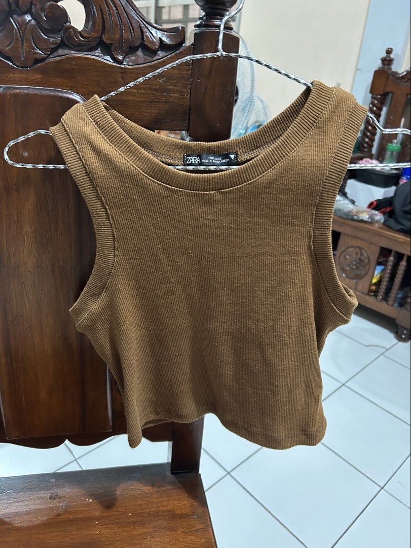 Zara brown ribbed tank top free size (Category: Sleeveless) located in Manila. Submitted by cole0702 (Listing ID 1470066871, Image 1). Description: Brown ribbed tank top from Zara in a free size fit. Features a crew neckline and wide straps in a super comfortable, stretchy fabric. Made in Bangladesh and in clean, ready-to-wear condition. * Please manage expectations (this is not brand new) * Color may slightly vary due to lighting. * No return, r