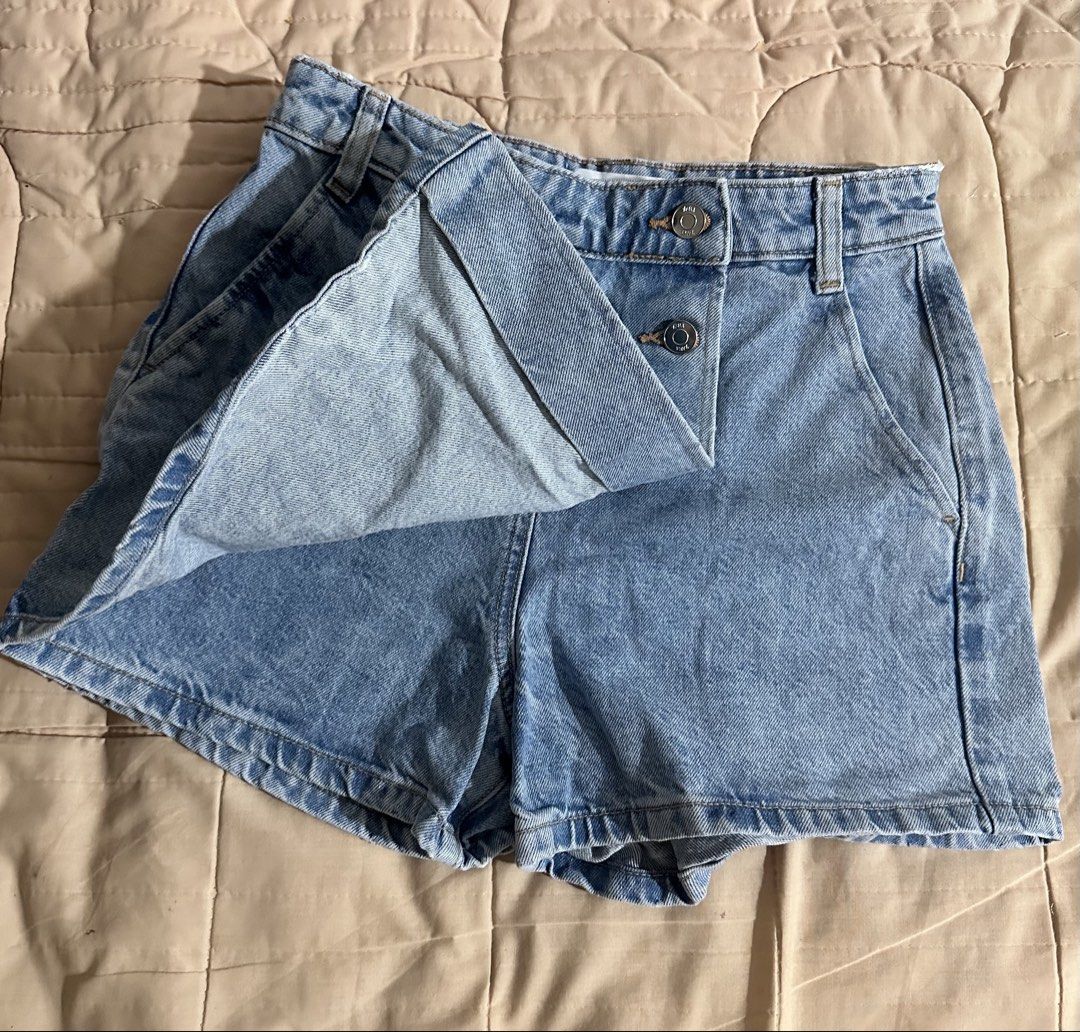 Zara Denim Skort (Category: Skirts) located in Quezon City. Submitted by hennessyscloset (Listing ID 1470115232, Image 2). Description: Preloved Skort. No flaws, needs wash since it was stocked for almost a year (while I’m pregnant) Rfs: Decluttering, no longer fit on me.