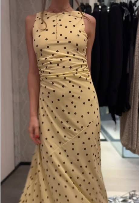 Zara dress (Category: Dresses) located in Makati City. Submitted by andreaa1 (Listing ID 1470008638, Image 3). Description: Stretchy fabric.