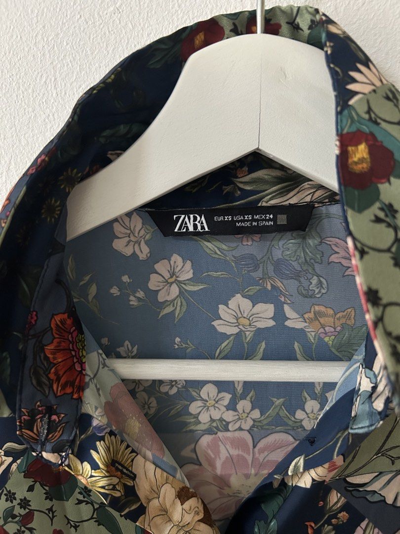 Zara Floral Patchwork Long Sleeve Button Up Blouse (Category: Longsleeves) located in Manila. Submitted by isabelle_1104 (Listing ID 1469967593, Image 2). Description: Oversized. Can fit up to medium.