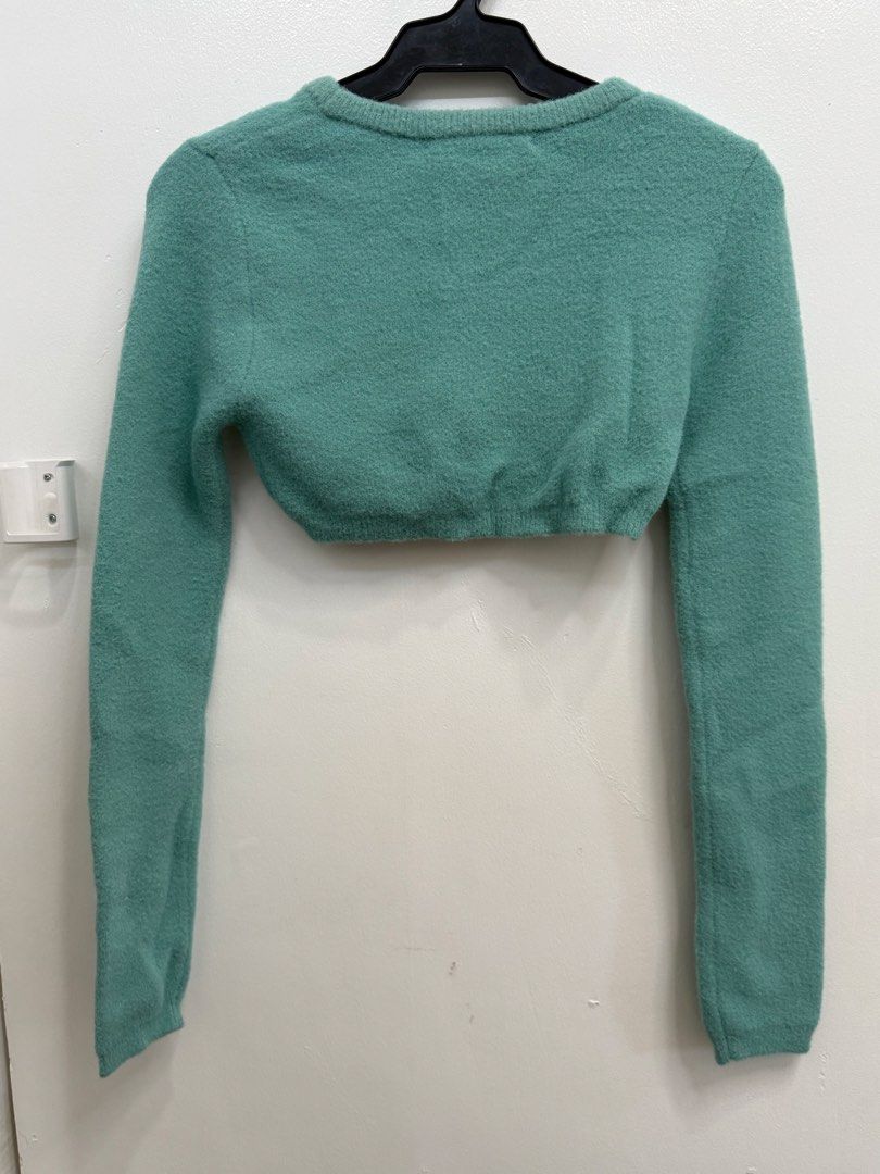 Zara Green Crop Sweater Size L (Category: Longsleeves) located in Quezon City. Submitted by reivia.vend (Listing ID 1469991110, Image 3). Description: - Brand: Zara - Size: L (Tag still attached) - Color: Green - Style: Crew neck, long sleeves, super short cropped cut - Texture: Soft knit - Perfect for: Layering over shirts or pairing with high-waisted bottoms.
