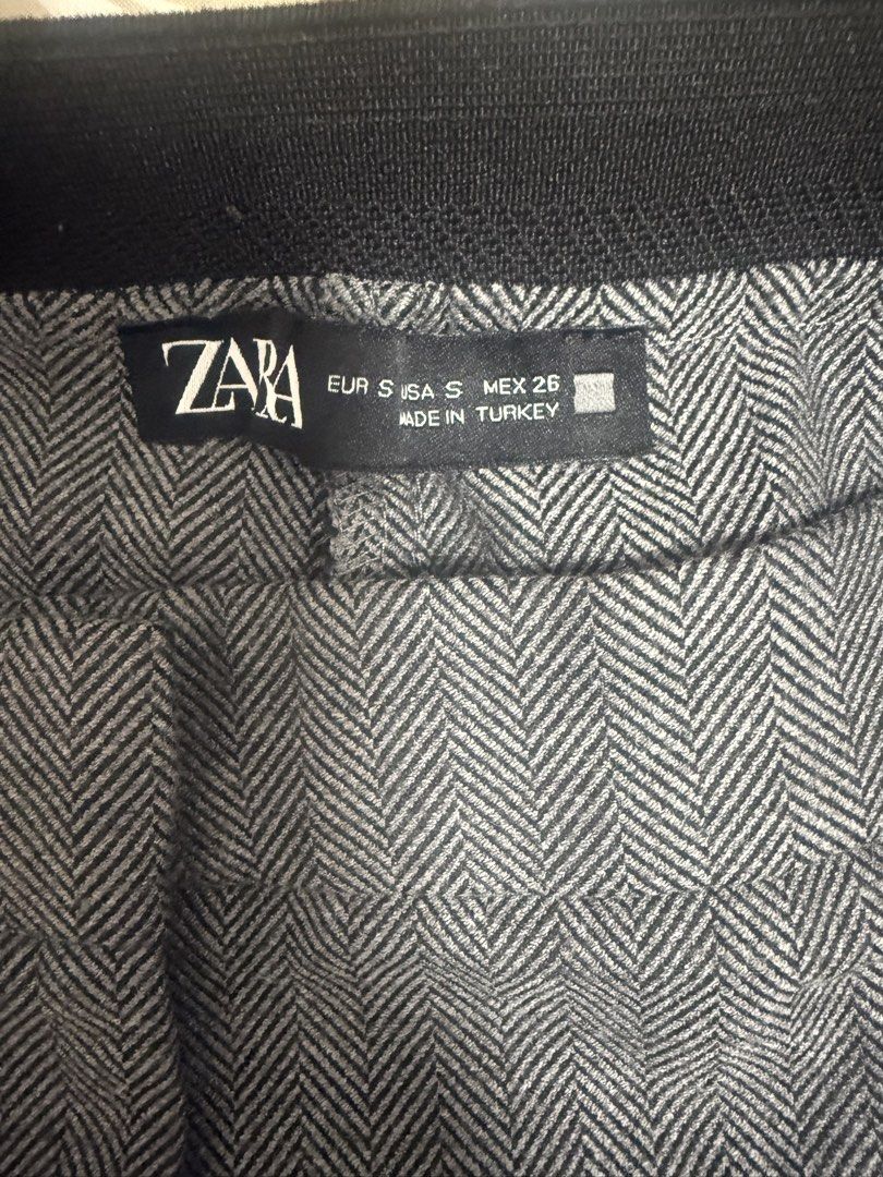 Zara Grey Herringbone Pattern Trousers Size S (Category: Trousers) located in Quezon City. Submitted by lovedbymaxandmikoy (Listing ID 1469959036, Image 3). Description: - Brand: Zara - Color: Grey with classic herringbone pattern - Size: S (EUR, USA, MEX) - Features: Comfortable elastic waistband, tailored look - Origin: Made in Turkey - Condition/Use: Great for work or smart casual days out.