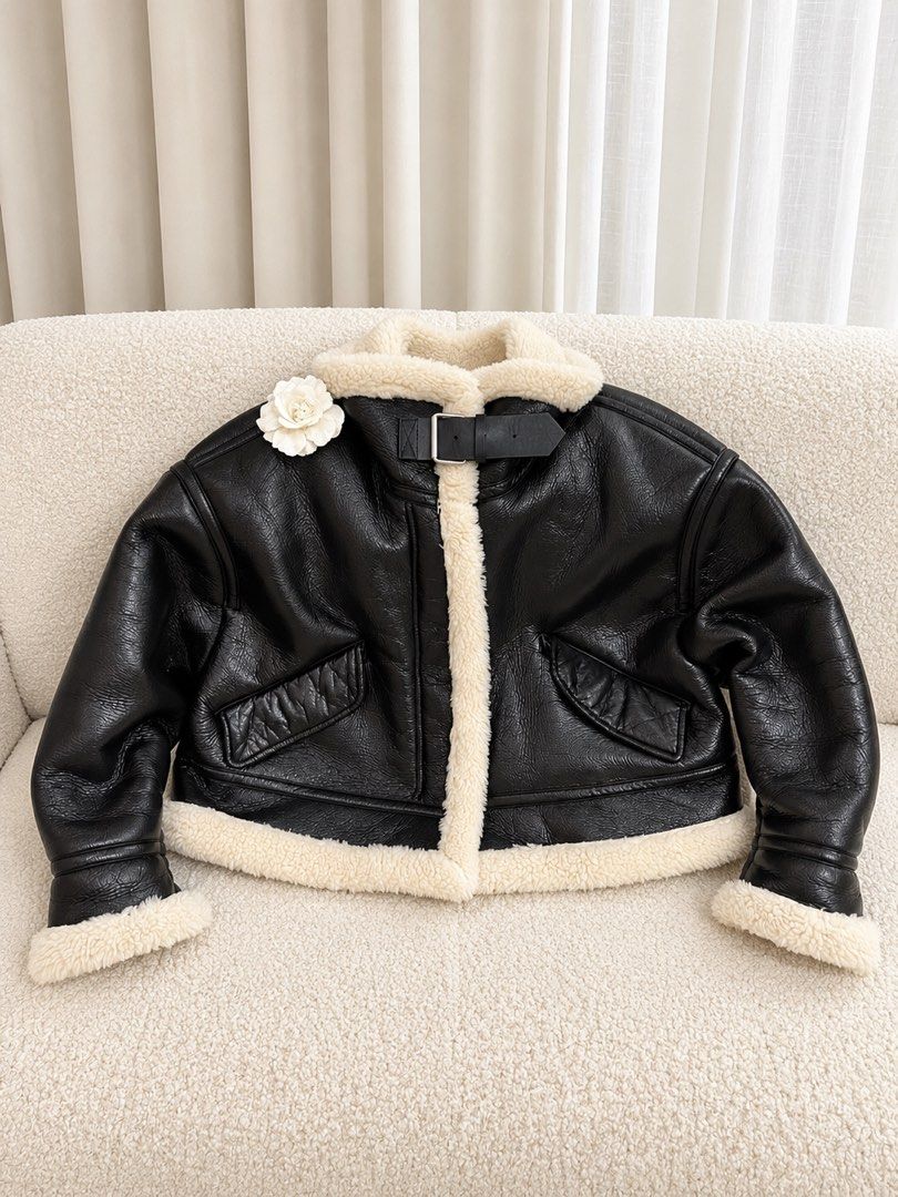 ⚜️Zara leather Jacket 🍁🍂✨ (Category: Luxury Apparel) located in Makati City. Submitted by 90sangel (Listing ID 1470102465, Image 3). Description: •Item: Zara leather jacket •Size: Large •Condition: Excellent, used once bought in Japan 2025 retails @ ¥17k yen!.