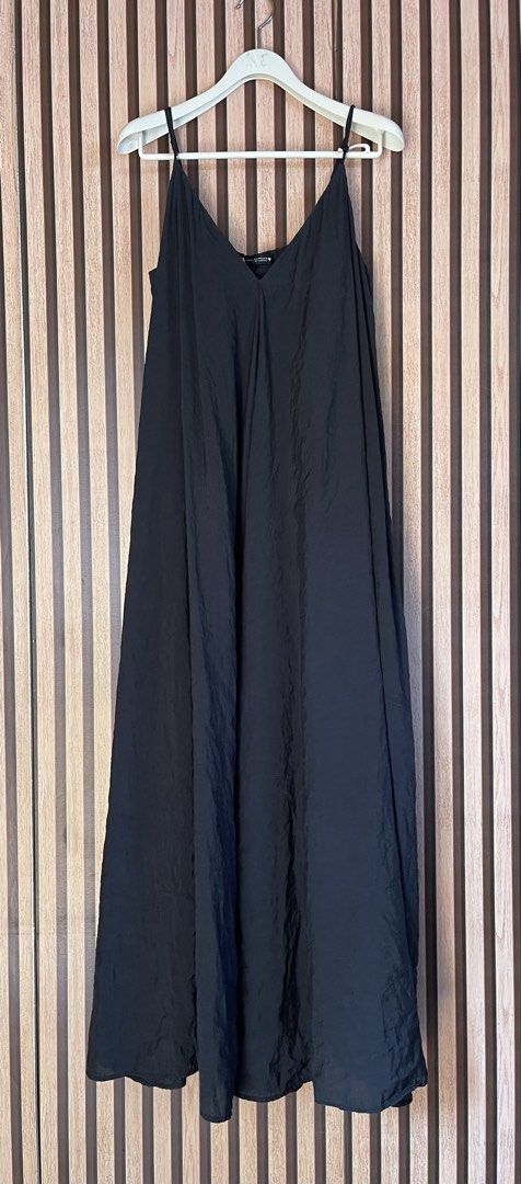 Zara Long Voluminous Dress (Category: Dresses) located in Maco. Submitted by mikay6011 (Listing ID 1470065538, Image 2). Description: Small on tag, fits up to large.