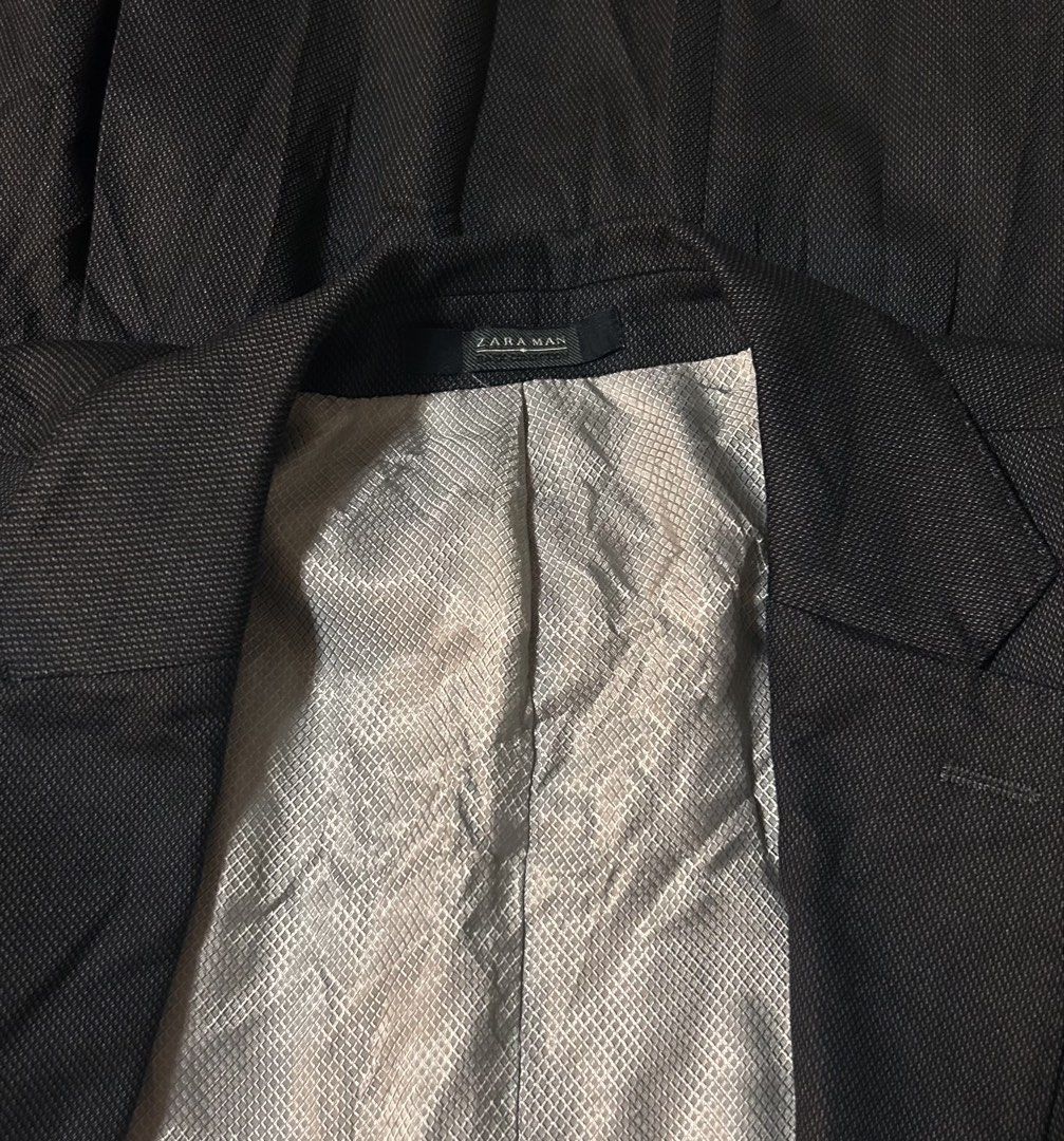 ZARA MAN (Category: Coats, Jackets and Outerwear) located in Davao. Submitted by sart0ria85 (Listing ID 1470104247, Image 3). Description: Dark gray suit with light grey patterned inner lining ;with two-button closure and notched lapel. Four-button cuffs and structured shoulders. 49% POLYESTER 48%VISCOSE 3%ELASTANE MADE IN TURKIYE 🇹🇷 MEDIUM. Size 38 EXCELLENT CONDITION (96/100).