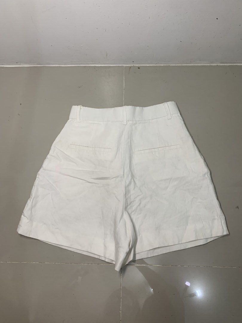 ZARA SMART TUCKED SHORT (Category: Shorts) located in Manila. Submitted by nikwieue (Listing ID 1469995355, Image 2). Description: size small to medium may light pinkish sa back nya (3rd slide).