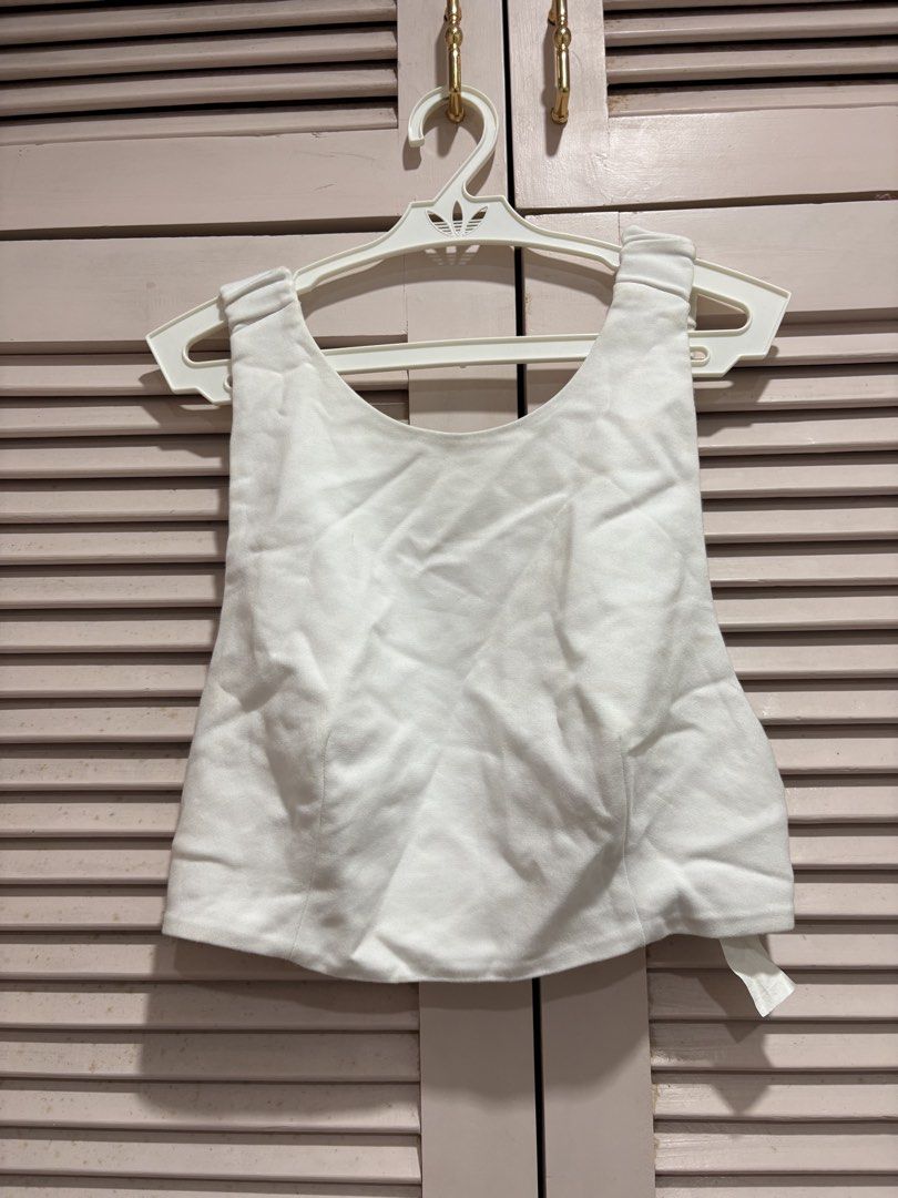 Zara White Crop Top (Category: Sleeveless) located in Muntinlupa City. Submitted by sukimum (Listing ID 1469987040, Image 1). Description: .