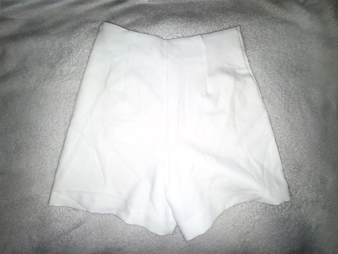 Zara White High Waist Shorts (Category: Shorts) located in Quezon City. Submitted by coolmomma (Listing ID 1470046650, Image 2). Description: Good as new waist 13 in. (26) length 15 in..