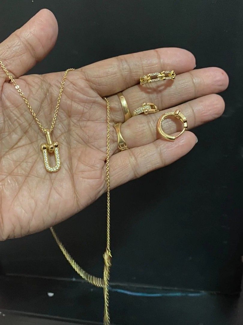 14K Vermeil Gold 3n1 Hardware Set (Category: Necklaces) located in Caloocan City. Submitted by cheskhaionlinestore2.0 (Listing ID 1470162111, Image 1). Description: New Collection 🥰 14k GOLD VERMEIL Super Sale ⚡ Onhand 3n1 Hardware Set ₱1200 only 📌 What is Vermeil Gold? 14K Vermiel Gold Gold vermeil (pronounced ver-may) is a high-quality type of gold-plated jewelry defined by a sterling silver base metal, a thick gold layer (at least 2.5 micron