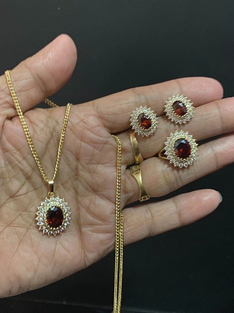 14K Vermeil Gold 3n1 Stone Set (Category: Necklaces) located in Caloocan City. Submitted by cheskhaionlinestore2.0 (Listing ID 1470162055, Image 1). Description: New Collection 🥰 14k GOLD VERMEIL Super Sale ⚡ Onhand 3n1 Stone Set ₱1150 only 📌 What is Vermeil Gold? 14K Vermiel Gold Gold vermeil (pronounced ver-may) is a high-quality type of gold-plated jewelry defined by a sterling silver base metal, a thick gold layer (at least 2.5 microns), an