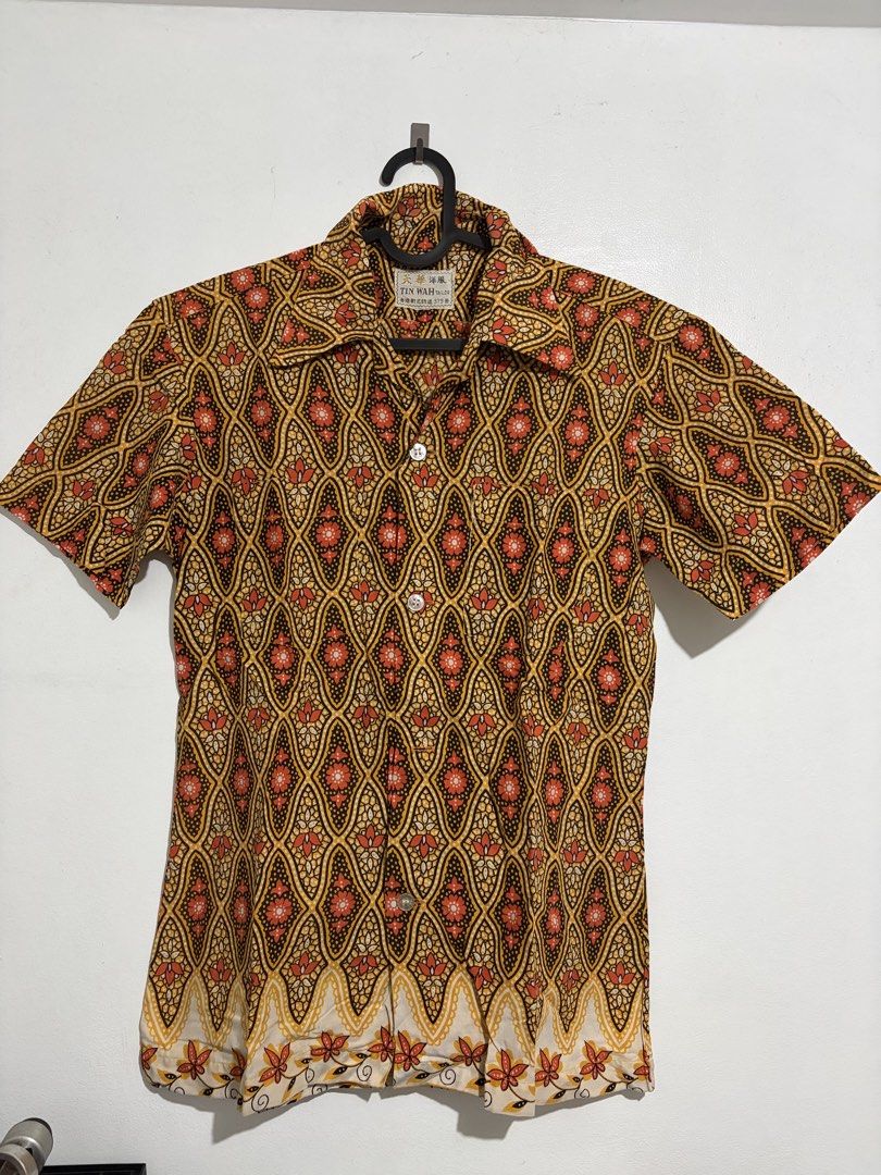 1970’s dagger collar shirt, vintage (Category: Others Tops) located in Makati City. Submitted by Soul_Vendor_ph (Listing ID 1470249970, Image 1). Description: Small actual size 17.5x25.5” Free shipping j&t.