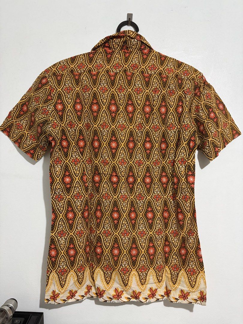 1970’s dagger collar shirt, vintage (Category: Others Tops) located in Makati City. Submitted by Soul_Vendor_ph (Listing ID 1470249970, Image 2). Description: Small actual size 17.5x25.5” Free shipping j&t.