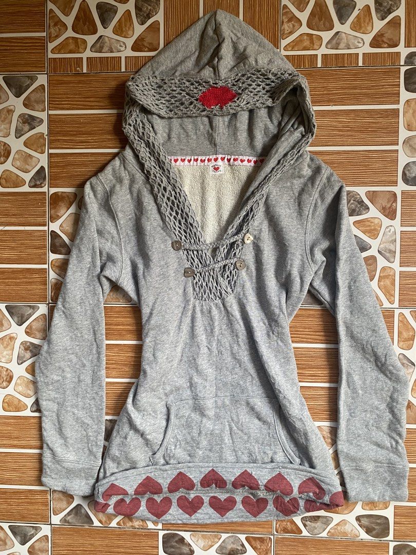 2000s Casual Grunge Pullover (Category: Coats, Jackets and Outerwear) located in Manila. Submitted by pchyomi (Listing ID 1470264818, Image 1). Description: length: 25 in waist: 28-38 in bust: 32-40 in arm length: 24 in.