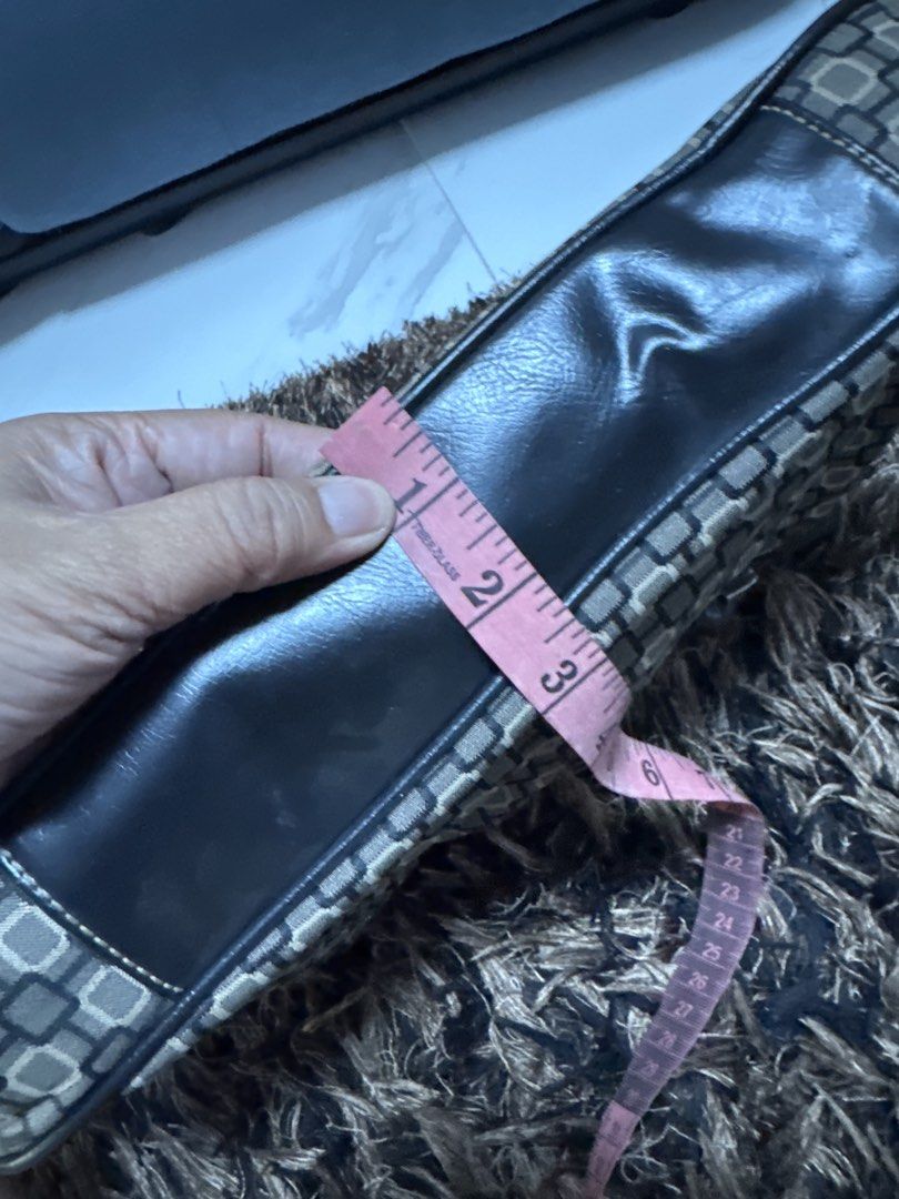 2027 WS5 Nine West Geometric Pattern Shoulder Bag (Category: Shoulder Bags) located in Silang. Submitted by sari2bilina (Listing ID 1470180036, Image 3). Description: .