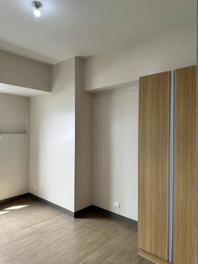 27sqm Studio Unit Makati Bare Unit (Category: Apartments & Condos) located in Makati City. Submitted by gaylerlee (Listing ID 1470197690, Image 3). Description: Association dues is excluded (₱2,700) 📍Vion Tower, Makati Edsa cor Chino Roces. 5min walk to MRT Magallanes stn Ready for immediate move-in Building: High-rise with hotel-like lobby amenities Storage: Built-in wardrobe closet in the bedroom area .
