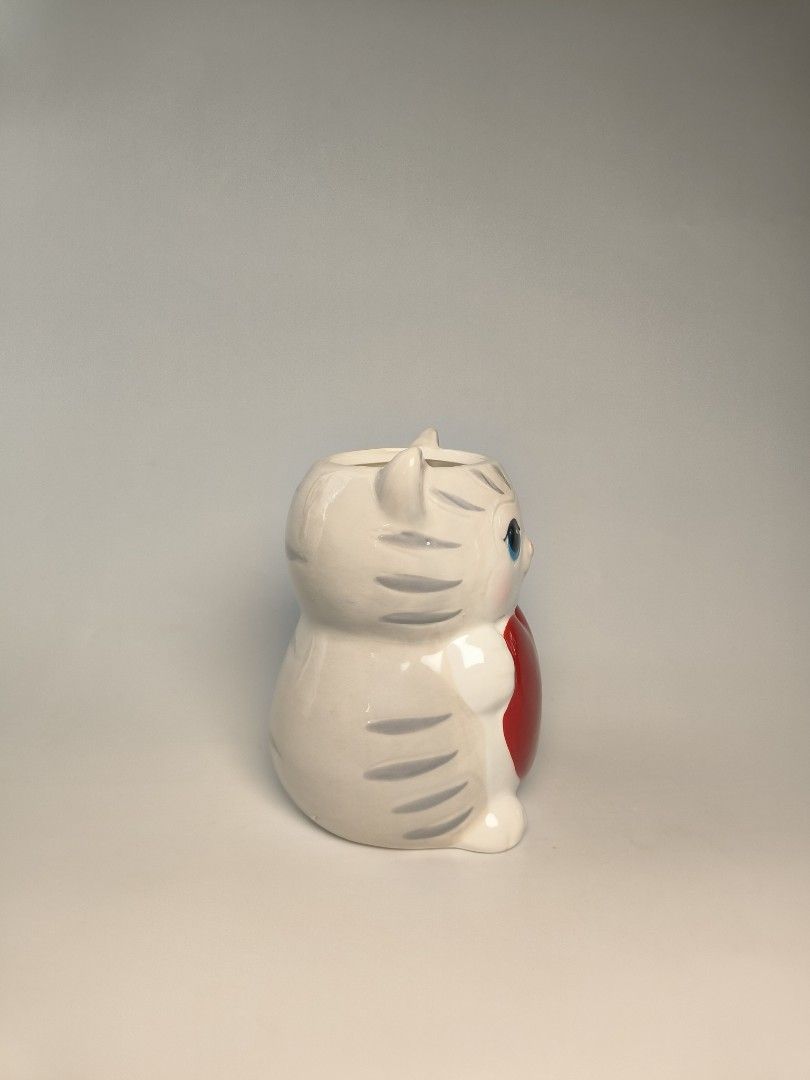 3D cat mug (Category: Coffee & Tea Tableware) located in Cavite. Submitted by phtmt (Listing ID 1470264669, Image 2). Description: with small scratch These are factory pull-out items, so minor imperfections or flaws may be present. Please manage your expectations..