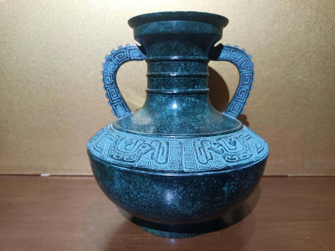 6" Vintage Amphora Vase - Japan (Category: Vintage Collectibles) located in Davao. Submitted by lotispreloved (Listing ID 1470205321, Image 1). Description: .