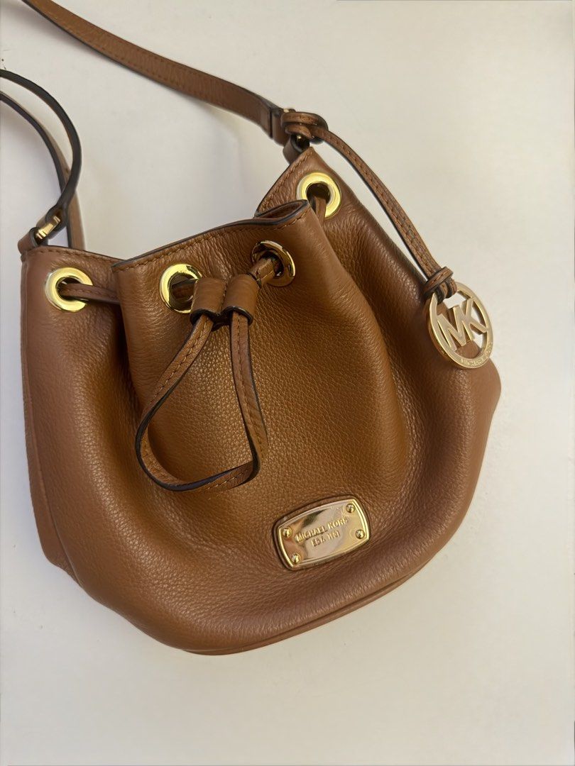 🇺🇸 Authentic Michael Kors leather bucket bag (Category: Cross-body Bags) located in Manila. Submitted by 414studio (Listing ID 1470215570, Image 2). Description: Authentic and bought in USA for $100 (P6,300) Leather (Pebbled tan) Bucket crossbody bag .