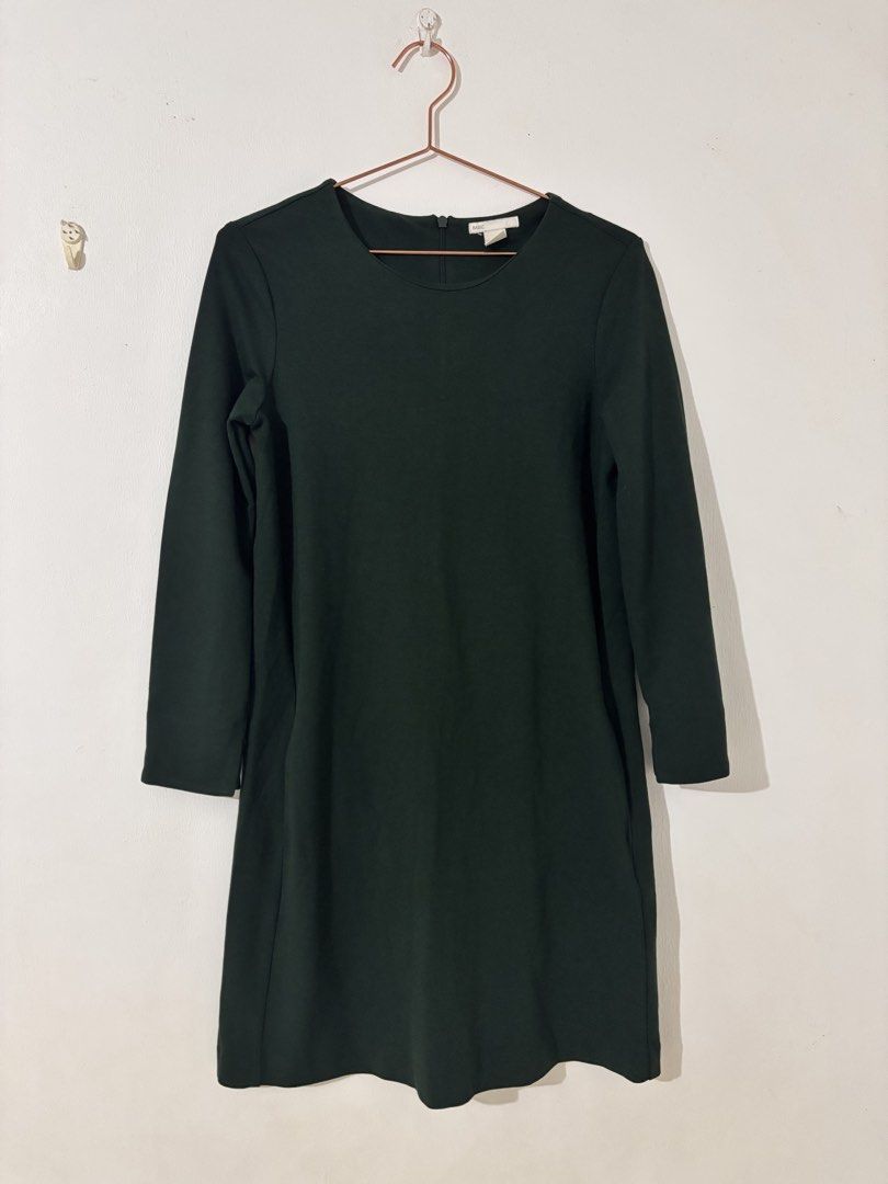 💚 H&M Basic Forest Green Mini Dress – XS (Category: Dresses) located in Manila. Submitted by hellothere2012 (Listing ID 1470142576, Image 2). Description: Simple, classy, and easy to style! ✨ A lovely dark green dress perfect for office wear, casual dates, dinners, or everyday outfits. Details: * Brand: H&M Basic * Size: XS (tagged) * Color: Dark forest green * Long sleeves with cuff slits * Round neckline * Back zipper closure * Soft fabric wit