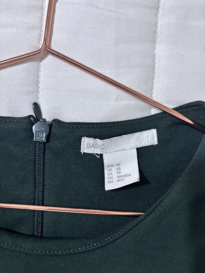 💚 H&M Basic Forest Green Mini Dress – XS (Category: Dresses) located in Manila. Submitted by hellothere2012 (Listing ID 1470142576, Image 3). Description: Simple, classy, and easy to style! ✨ A lovely dark green dress perfect for office wear, casual dates, dinners, or everyday outfits. Details: * Brand: H&M Basic * Size: XS (tagged) * Color: Dark forest green * Long sleeves with cuff slits * Round neckline * Back zipper closure * Soft fabric wit