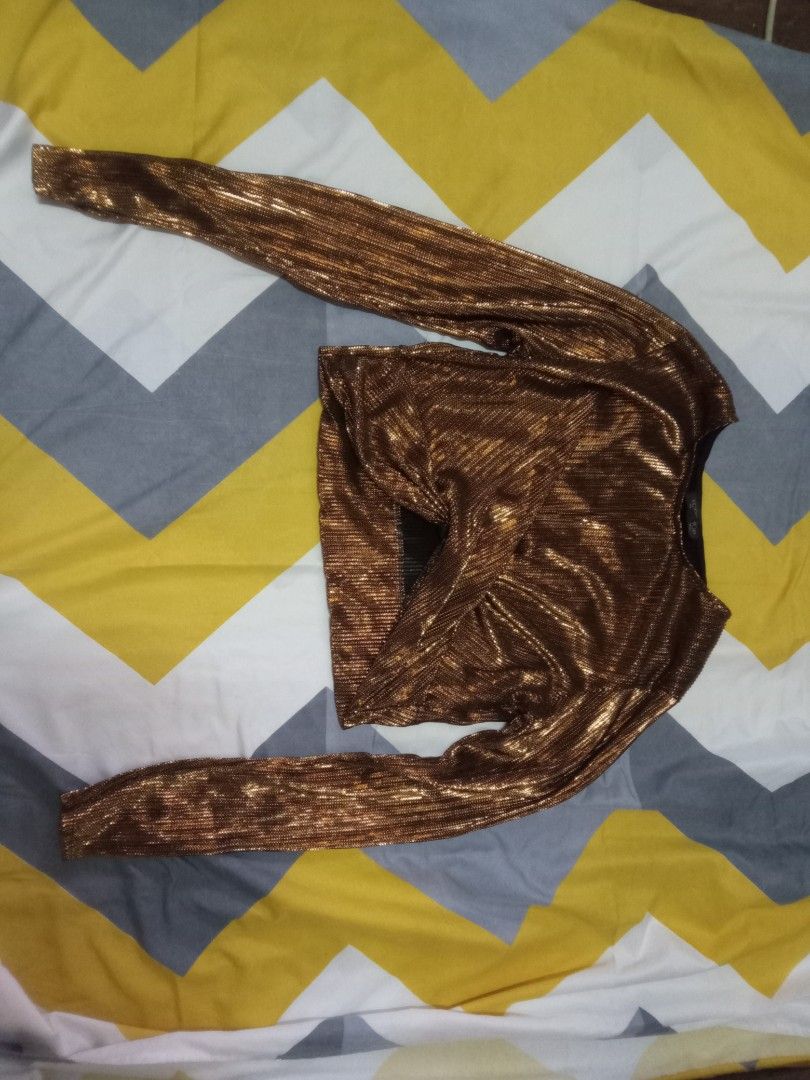 ✨ METALLIC BRONZE RUCHED LONG SLEEVE TOP ✨ (Category: Longsleeves) located in Manila. Submitted by fabelz (Listing ID 1470165360, Image 2). Description: ✨ METALLIC BRONZE RUCHED LONG SLEEVE TOP ✨ 💰 Price: ₱250 (negotiable) • Color: Metallic bronze / gold • Size on tag: EU 40 / US 8 / UK 12 • Style: Long sleeves with ruched front • Design: Shimmery metallic finish • Condition: Brand new, never worn 🤎 Perfect for parties, dinners, or a night-out 