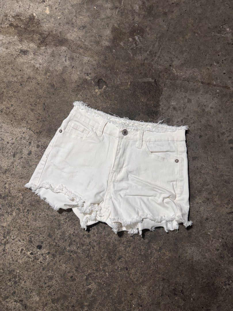 Abercrombie white short (Category: Shorts) located in Pasig City. Submitted by dripthrift1600 (Listing ID 1470321365, Image 1). Description: - Aberchombie white short - Good condition - Issue: None - Sizes: S - Dimes: 26x10.