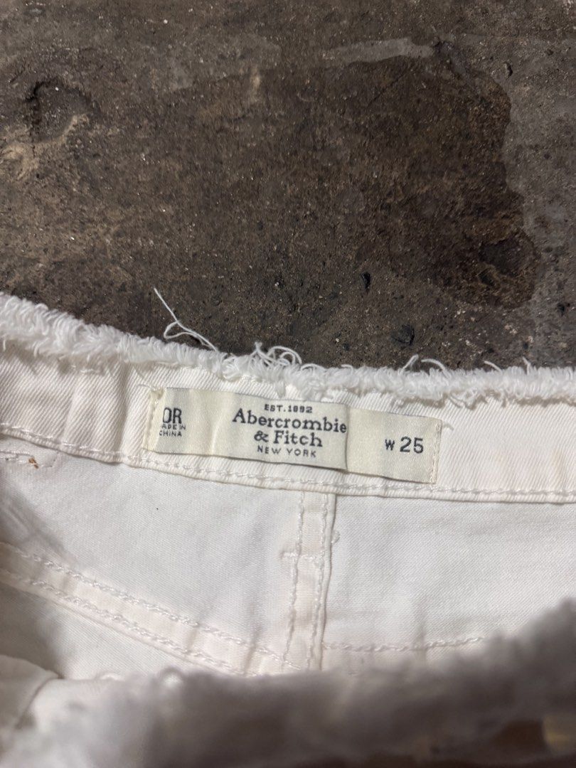 Abercrombie white short (Category: Shorts) located in Pasig City. Submitted by dripthrift1600 (Listing ID 1470321365, Image 3). Description: - Aberchombie white short - Good condition - Issue: None - Sizes: S - Dimes: 26x10.