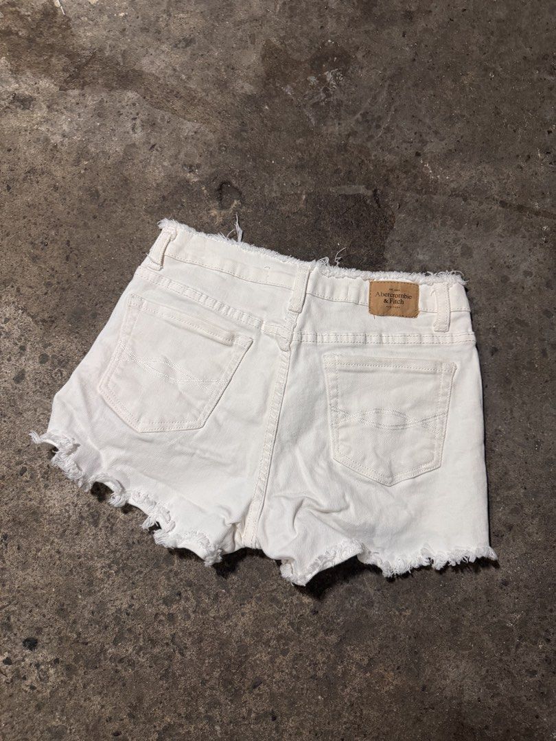 Abercrombie white short (Category: Shorts) located in Pasig City. Submitted by dripthrift1600 (Listing ID 1470321365, Image 2). Description: - Aberchombie white short - Good condition - Issue: None - Sizes: S - Dimes: 26x10.