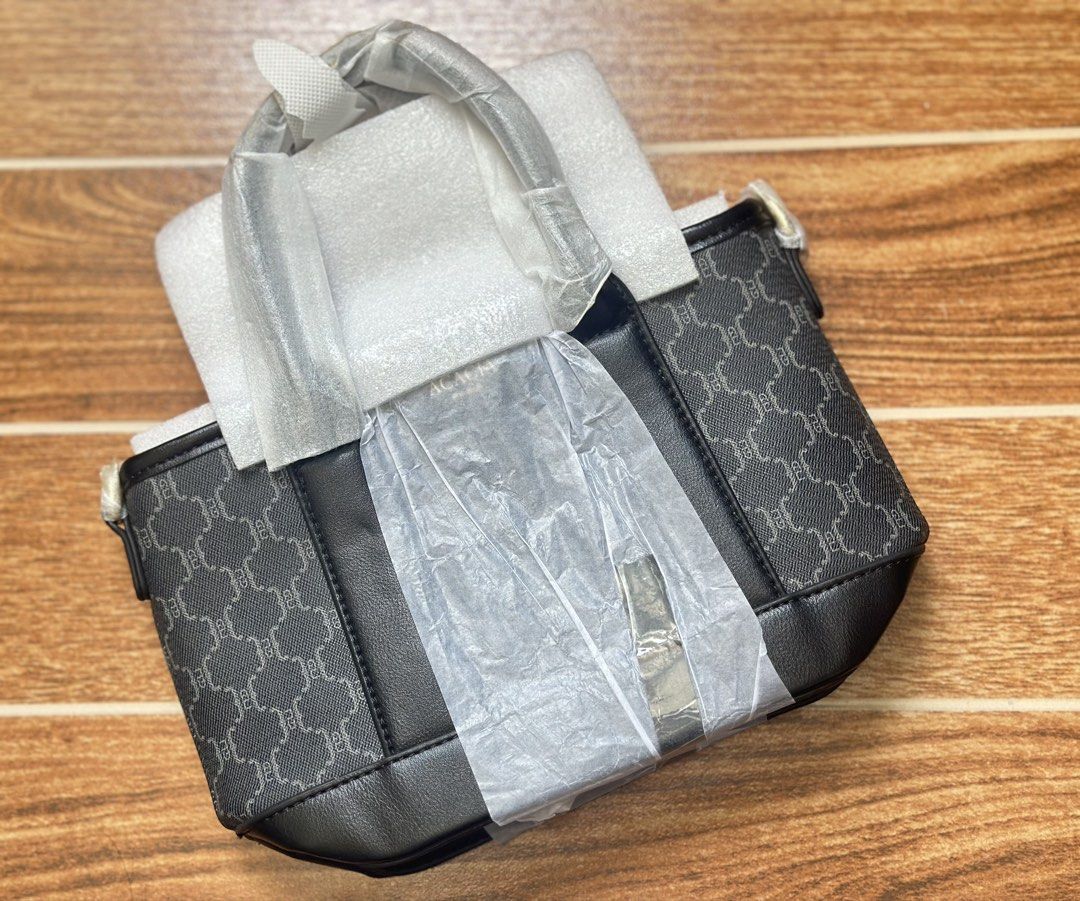 Acacia Paris Black 2 Way Small Bag (Category: Shoulder Bags) located in Pasay City. Submitted by mgalv (Listing ID 1470347120, Image 2). Description: Handbag or Shoulder bag.