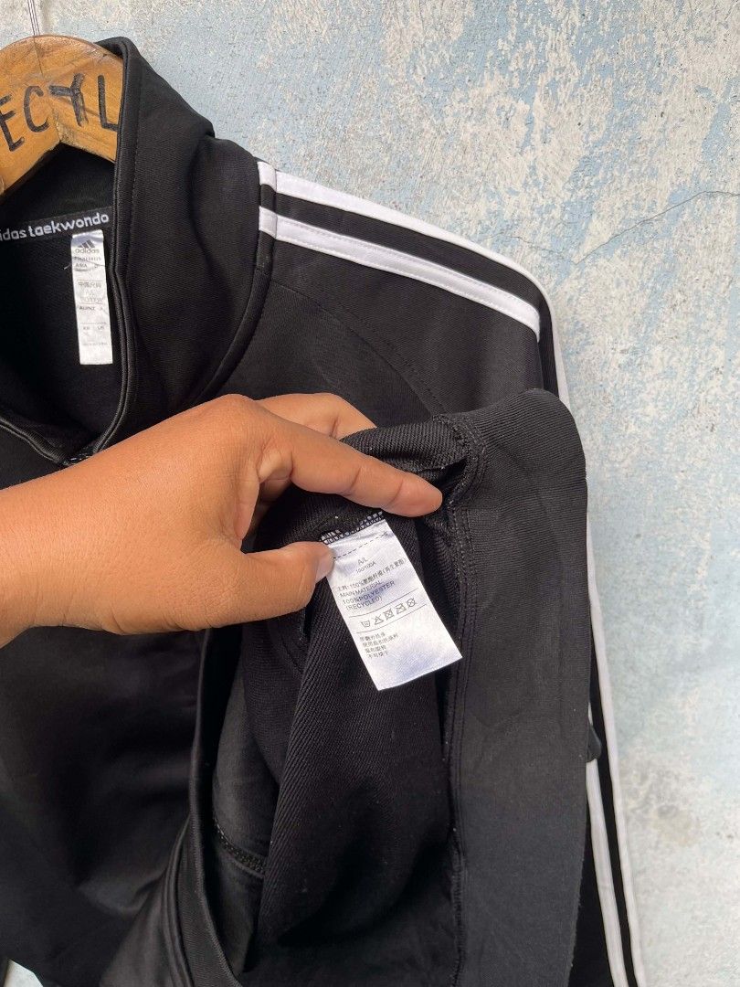 Adidas (Category: Hoodies) located in Siay. Submitted by Jaaziahthriftdumaguete (Listing ID 1470246987, Image 3). Description: Wts ❗ Adidas track jacket 22 width 28 length Flat dimes 10/10 color rate Flawless No hidden issue Mine : 1500 Free shipping fee Location Zamboanga Sibugay Mindanao.