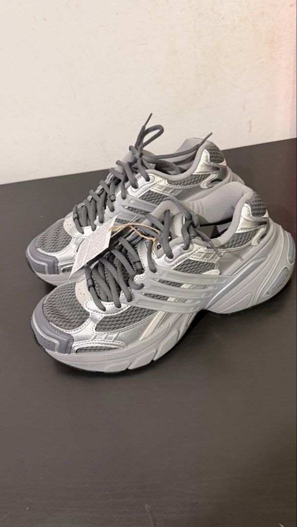 Adidas Adistar Cushion Silver Grey Sneakers US 7 (Category: Sneakers) located in Makati City. Submitted by t3rdiii (Listing ID 1470198649, Image 2). Description: Adidas Adistar – Brand New 👟 • Size: US 7 (can fit up to US 7.5) • Brand new, never worn • No box • Authentic adidas • RFS: Too chunky for me 💰 ₱3,500 – negotiable 🔄 Open to barter — just offer! PM if interested. 😊 - Brand: Adidas Adistar Cushion - Color: Metallic Silver and Grey - S