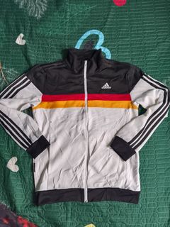 (Category: ) located in . Submitted by ngoh_thriftstore (Listing ID 1470226318, Image 1). Description: .