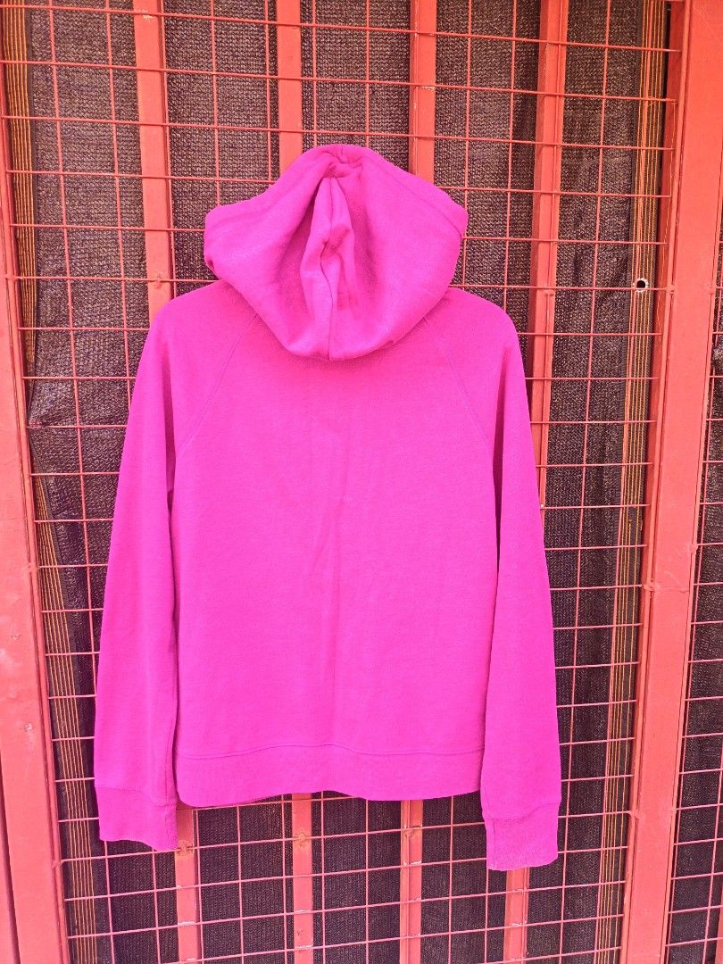 Aero hoodie (Category: Coats, Jackets and Outerwear) located in Aroroy. Submitted by vin2za06 (Listing ID 1470348304, Image 2). Description: This is a fuchsia pink Aéropostale full-zip hoodie featuring the classic stacked brand logo ("Aéro / postale / New York") printed across the chest..