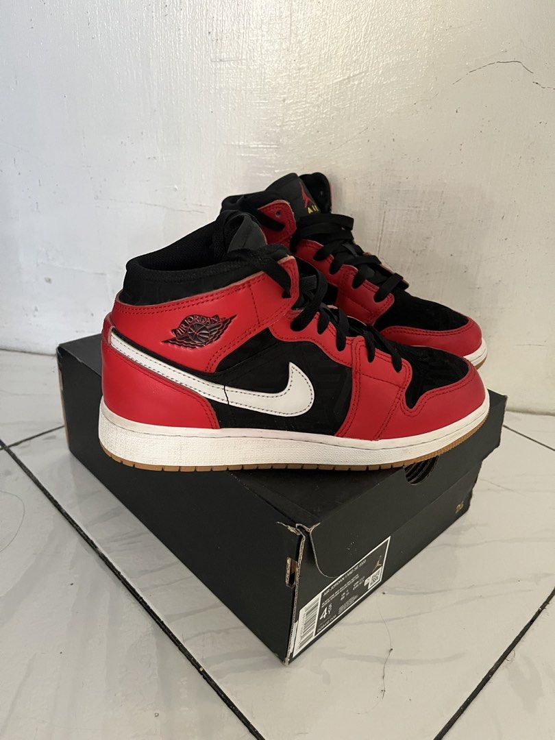 AIR JORDAN 1 MID SPECIAL EDITION (Kids) (Category: Sneakers) located in Manila. Submitted by allyzagust22545 (Listing ID 1470212480, Image 2). Description: Kid’s size (6Y) but I used it. My size is 35.5 as an adult. Barely worn. Still in great condition. 100% original, comes with box. .