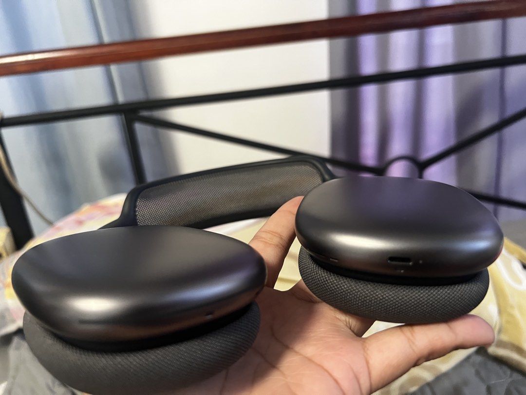 Airpods gen 1 MAX Lightning cable (Category: Headphones & Headsets) located in Manila. Submitted by bouts_479 (Listing ID 1470217131, Image 3). Description: Box 2 cases Lightning cable Meet up Nogasgas.