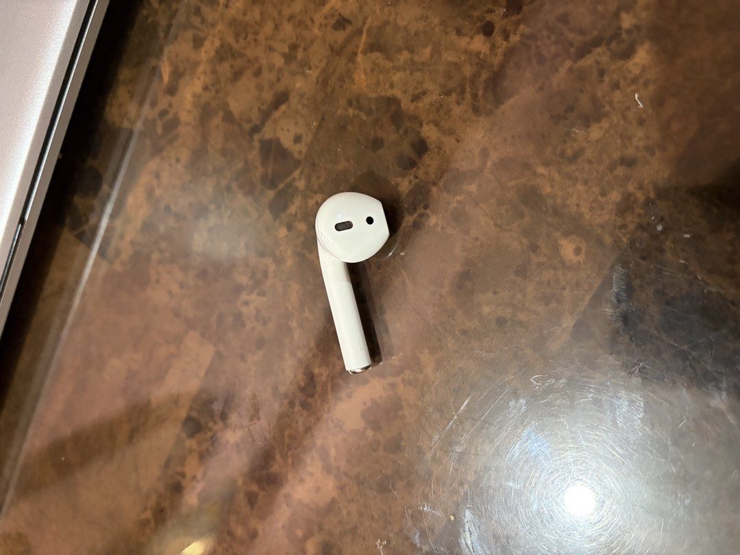 AirPods Gen 2 left buds - last stock (Category: Earphones) located in Dasmarinas. Submitted by markusi22 (Listing ID 1470190305, Image 1). Description: .