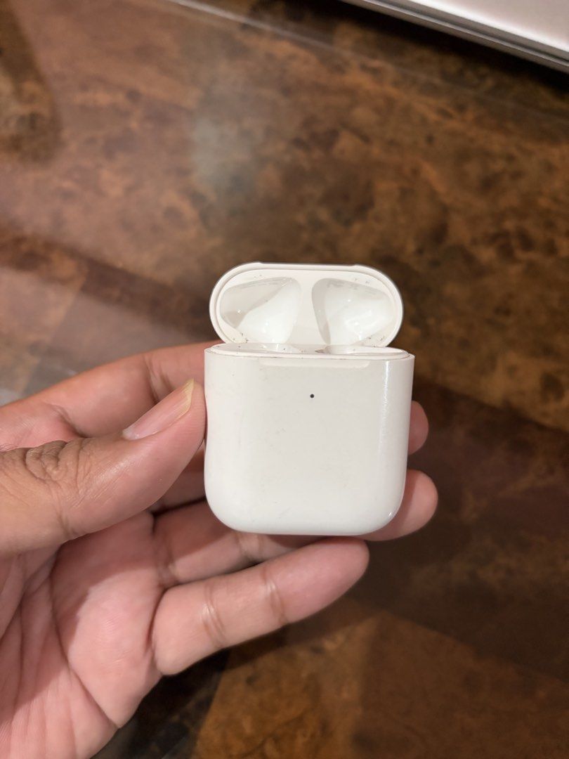 AirPods Gen 2 wireless charging case (Category: Earphones) located in Dasmarinas. Submitted by markusi22 (Listing ID 1470186905, Image 1). Description: 🎧AirPods Gen 2 wireless charging case only - 1.9k 💯 authentic.