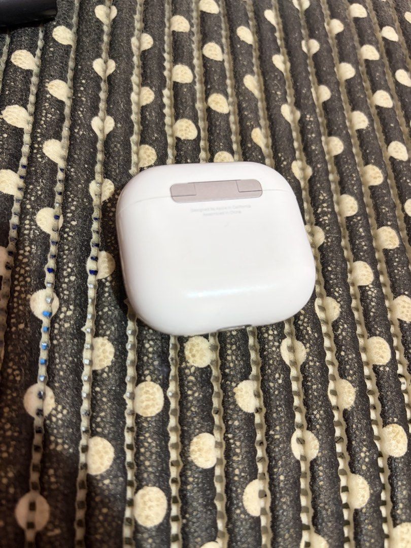 AirPods Gen 4 charging case non ANC (Category: Earphones) located in Dasmarinas. Submitted by markusi22 (Listing ID 1470236394, Image 3). Description: .